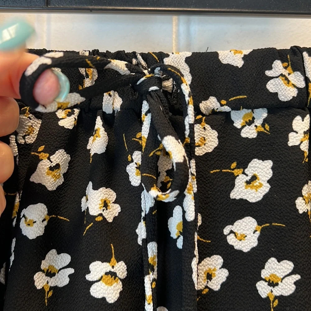 Joe B Black Ruffle Shorts with White Floral Design. Size Large. - Picture 7 of 8